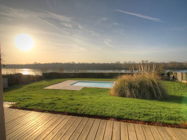 Plein de visites à proximité et la Piscine et la vue sur Loire pour se ressourcer, au calme le soir.