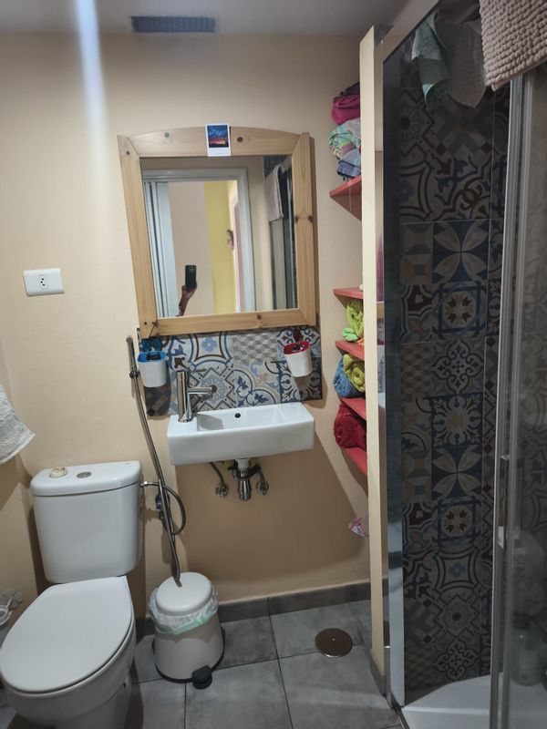 Cuarto privado y zonas comunes en Duplex. Pueblo con muchos senderos, playas y piscina municipal