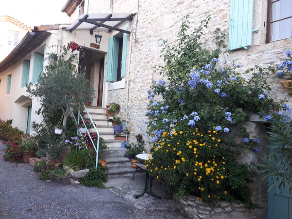 Cet ancien presbytère du 12e siecle où il fait bon vivre dans une ruelle calme, fleurie sans voiture