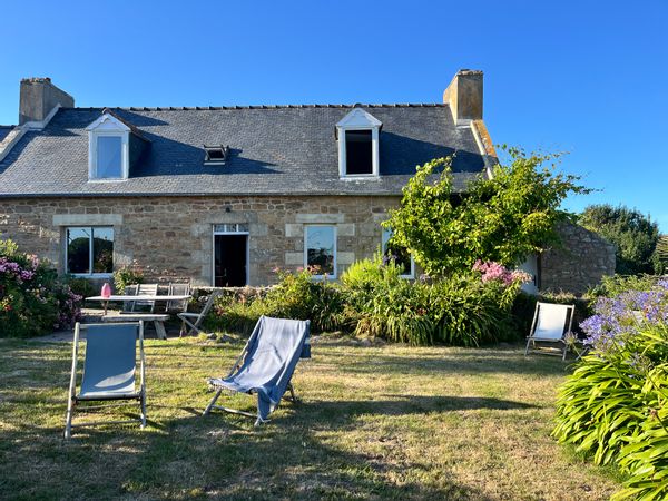Longère bretonne. Plein sud, vue mer, du salon de la cuisine et des chambres à l'étage.Jardin fleuri