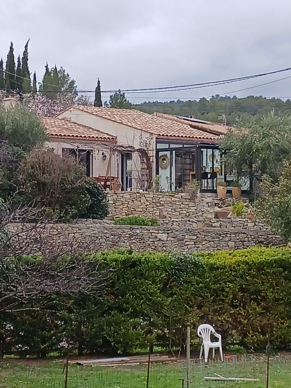 La maison est en rez de chaussée lumineuse et ensoleillée. Proche de la nature.