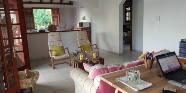 Logement récent avec grande terrasse, à 5 min à pied du port de Grand Bourg et des commerces