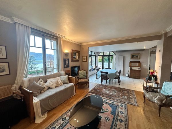 Grand appartement dans une maison de caractère au bord de la voie verte avec vue sur le lac.