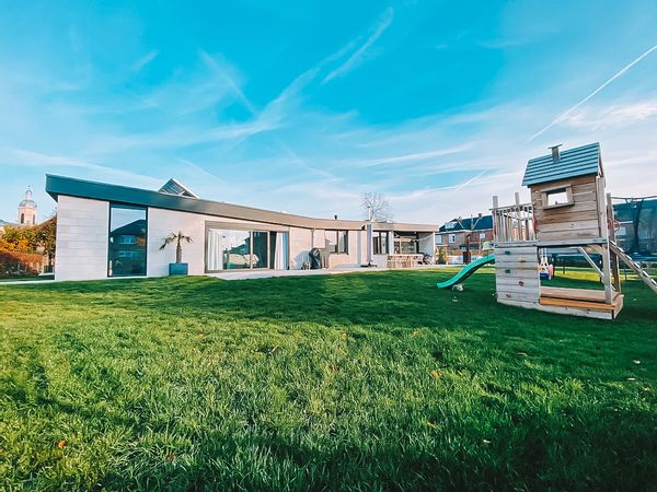 60's villa with big swimming pool in quiet environment