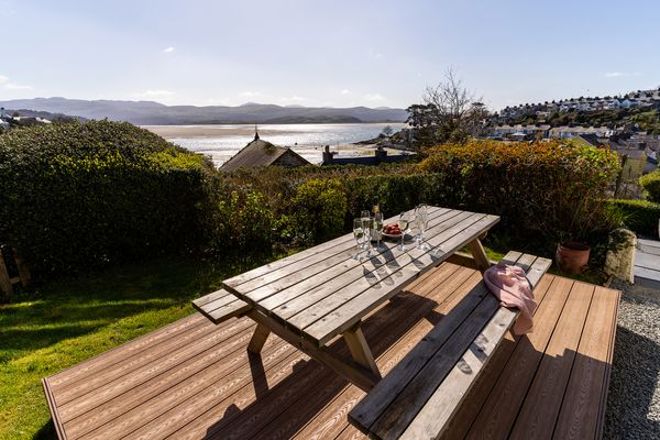 Sea & Snowdonia Mountain Views, Sleeps 8, Village Location