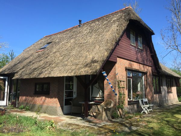 Pitoresk ruim huis, grote tuin met kas en openhaard