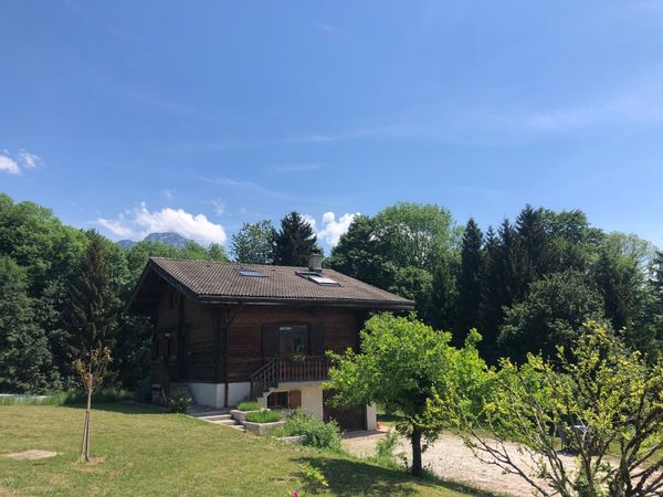 Chalet authentique en madrier dans un cadre verdoyant