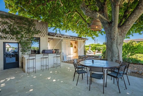 Saint Rémy de Provence Countryside Mas with Pool, Barbecue. Surrounded by fruit trees and nature.