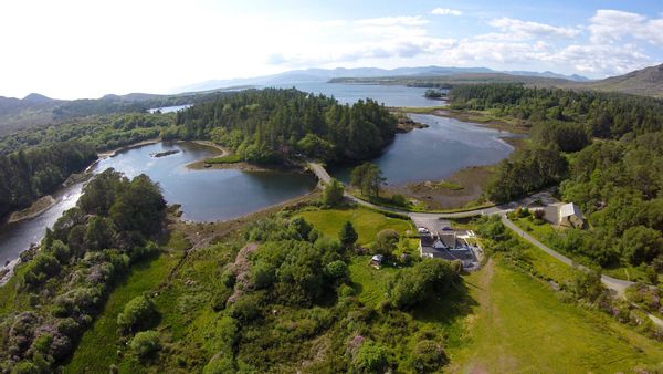 Perfect country getaway right beside the sea.