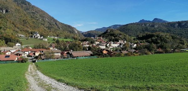 Maison familiale dans village savoyard
