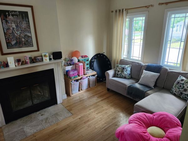 Maison familiale semi-detachée à Longueuil avec 3 chambres en Banlieue de Montréal et grande cour.