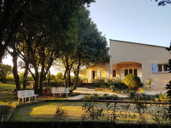 Au calme sous les chênes, à 10 min des Gorges