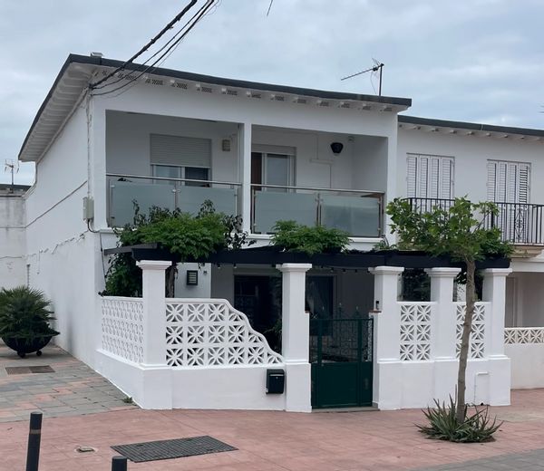 Beachside townhouse on Costa del Sol - 4 bedrooms, suitable for small families.