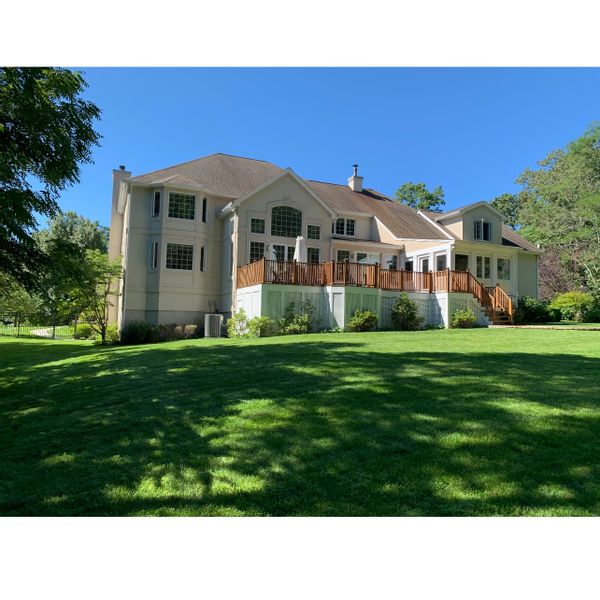 NYC suburban home on 1 acre near landmarks, golf clubs.