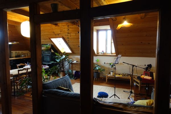 La maison de Zoé - Bel appartement sous les toits tout en bois au cœur d'une ville classée à l'Unesco pour son architecture horlogère. La montagne tout près, le lac à 20 minutes en voitures et 30 min en train !
