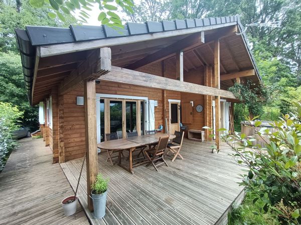 Chalet en bois dans les Pyrénées avec sauna et bain nordique