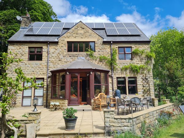 Quiet and tranquil room with private bathroom in peaceful family home in Hebden Bridge.