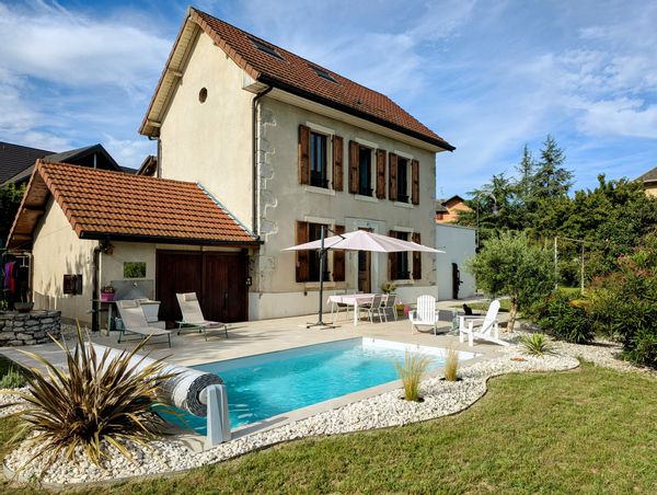 Ancienne maison rénovée entre Lacs et Montagnes avec piscine.