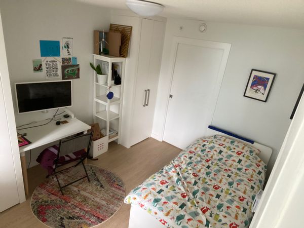 Guestpoints room in family apartment, 30 mins transit from Vancouver