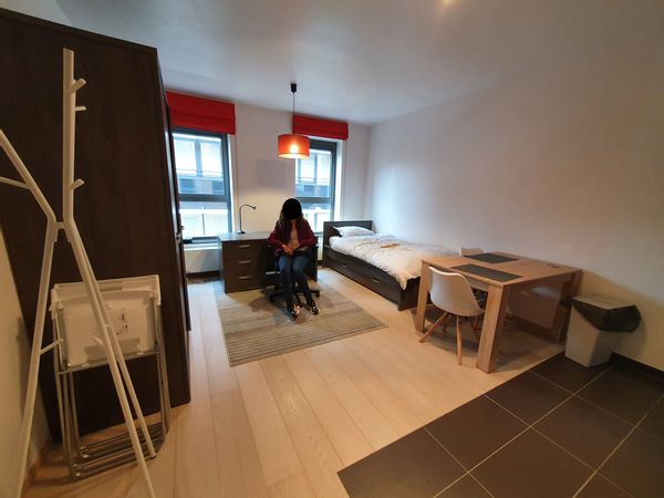 Studio agréable et moderne en plein centre du piétonier de Louvain-la- Neuve.