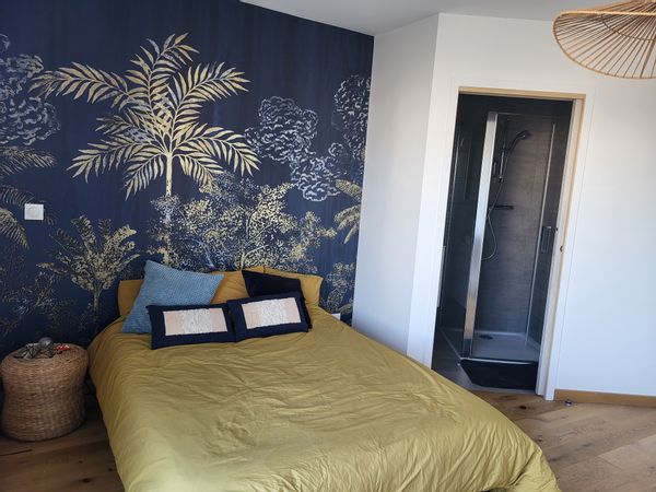 Chambre privée 1 avec tout le confort dont une salle d'eau privée avec douche.