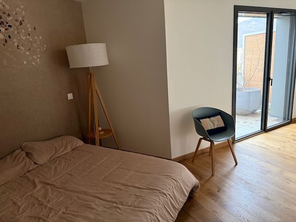 Chambre privée 2 avec tout le confort dont une salle d'eau privée avec douche.