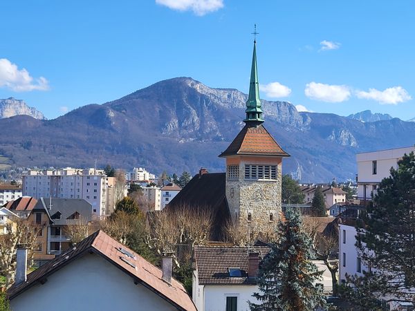 Appartement situé au dernier étage, avec une très belle terrasse et vue dégagée sur les montagnes