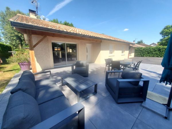 Grande maison avec piscine à partir de septembre 2021