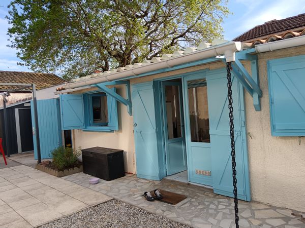 placée pour tout faire à vélo en empruntant la piste cyclable qui est en face de la maison,