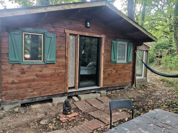 Un petit chalet dans la forêt