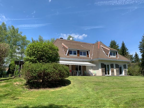 La maison de Jean-Benoit dans un écrin de verdure avec piscine