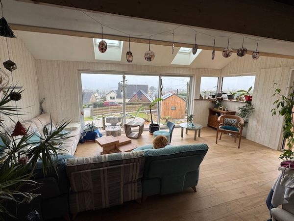 Plus de 180° vue sur mer, accès bord de mer à 900m, très grande luminosité au rdc et à l'étage