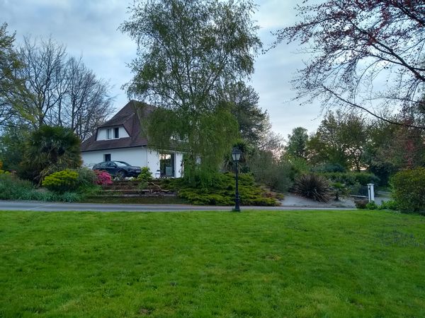 maison dans petite ville tranquille