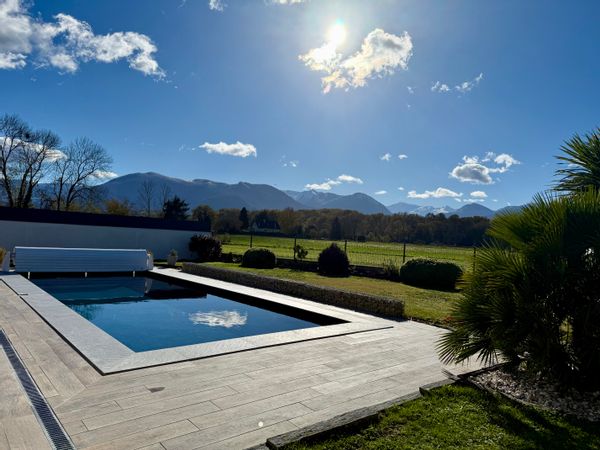 Maison récente avec piscine au sel, vue panoramique sur les Pyrénées