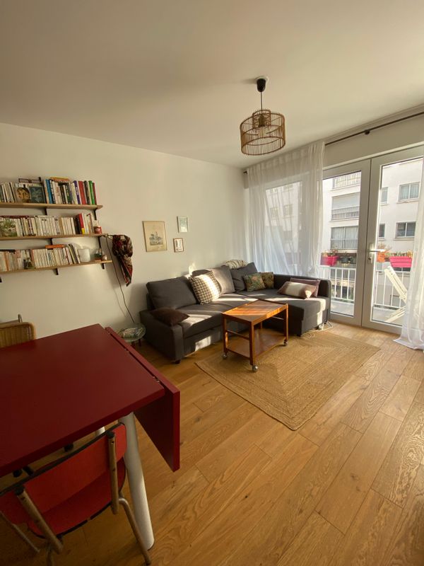 Quiet and bright apartment in the heart of a lively Parisian district