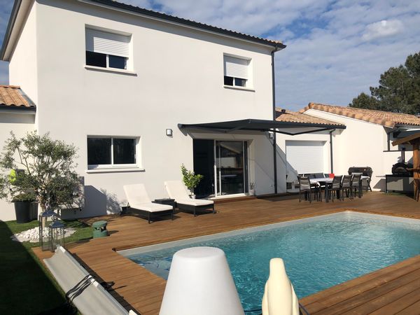 Chaleureuse maison à 9km de Bordeaux pour 8 personnes avec piscine.