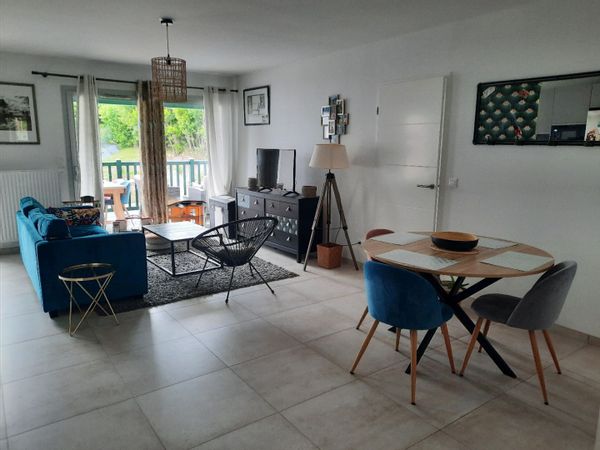 Appartement 2 chambre à 5 min de Bayonne en voiture , accessible aussi en vélo ( route cyclable presque tout le long avec qques montées). Deux chambre dont une avec un lit double et une avec 1 lit supperposé + lit tiroir.