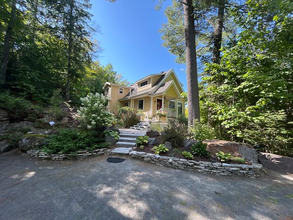 Une grande maison au bord d’un grand d’un lac au coeur des laurentides. À proximité des services.