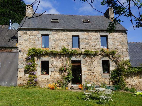 Chaleureuse maison en pierres entre campagne et mer