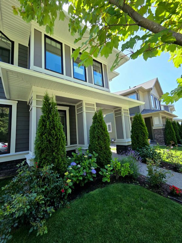 Modern Seaside Retreat in Royal Bay – 20 Mins to Victoria!