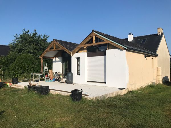 Notre maison est située sur les hauteurs de la Forêt Fouesnant, au coeur de la baie de Port la Forêt et en face de l'archipel des Glénan, à 10 minutes en vélo du centre bourg et des plages : tous les avantages de la Riviera Bretonne, au calme et au vert !