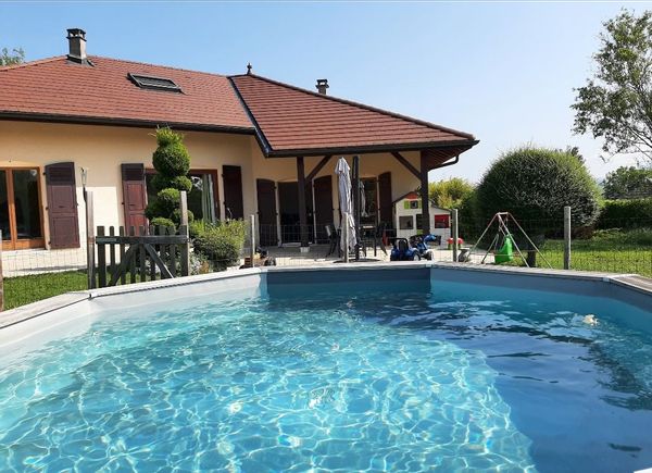 Maison au calme - piscine, jardin, salle de jeux climatisée - chats poules