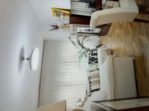 Bienvenidos a nuestro hogar! Nuestra casa está ubicada en una tranquila zona residencial de Cartagena, una ciudad llena de historia, playas increíbles y deliciosa gastronomía. La vivienda cuenta con 4 habitaciones amplias y luminosas, perfectas para familias o grupos. Tenemos 2 baños completos, una cocina equipada con todo lo necesario, salón cómodo y un pequeño patio exterior donde se puede disfrutar del clima mediterráneo. La casa es fresca en verano y acogedora en invierno. Disponemos de aire acondicionado, calefacción, Wi-Fi y televisión. También contamos con aparcamiento fácil en la zona. Estamos a pocos minutos en coche del centro histórico de Cartagena, playas como Cala Cortina, y zonas naturales como el Parque Regional de Calblanque. Además, hay supermercados, restaurantes y transporte público muy cerca. Será un placer intercambiar nuestra casa y que descubras todo lo que ofr