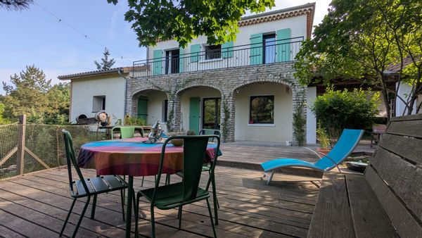 Maison dans un ilot de verdure et à la fois proche du centre ville Crest