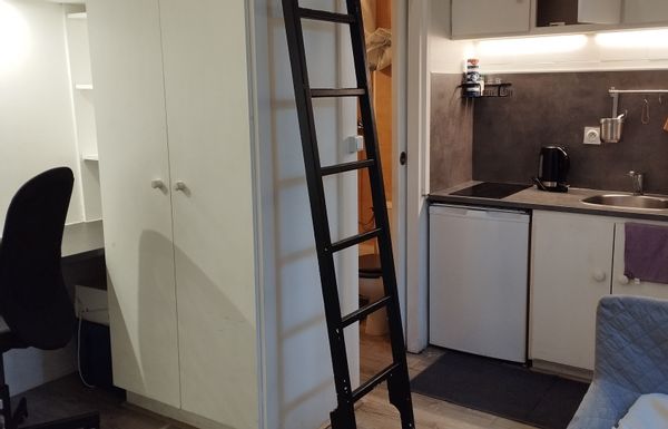 Ce petit studio est très calme et fonctionnel. Il se trouve au dessous de mon habitation. Il est en centre ville proche de la gare et des commerces. Le lit est en mezzanine, accessible avec une échelle.