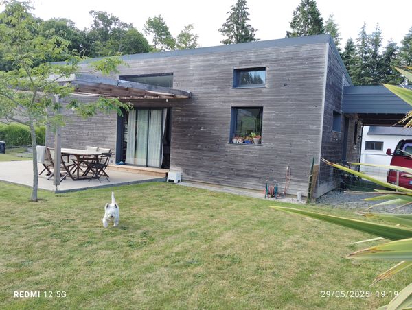 Petite maison en bois, en campagne mais à proximité des services. Le calme de la campagne, la proximité d'une petite ville historique, de chemins de randonnées... À moins d'une heure des plages ...