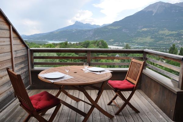 Appartement spacieux avec jolie vue sur le lac de serre ponçon