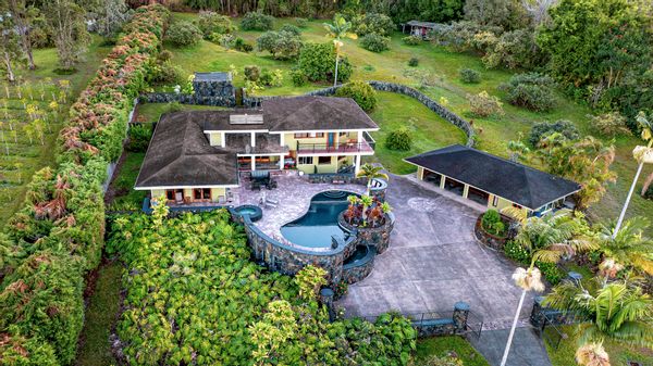 Luxury Pool, Oceanview, 6 bedrooms, 7 acres of avocados & tropical fruit on Big Island, Hawaii
