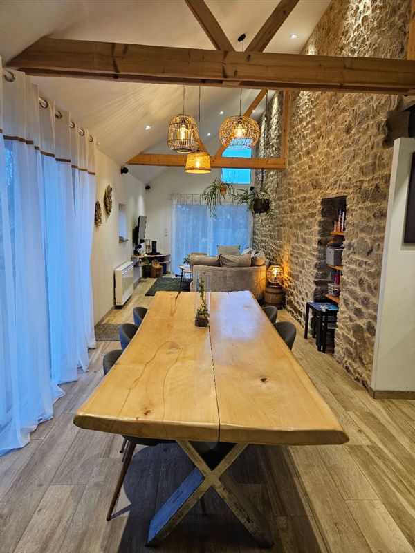 Maison en pierre rénovée, chaleureuse et familiale