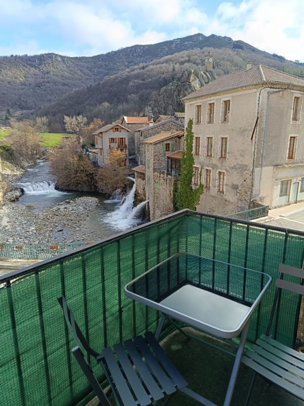 Maison ardéchoise dans village médiéval, au bord de la rivière, dans les montagnes